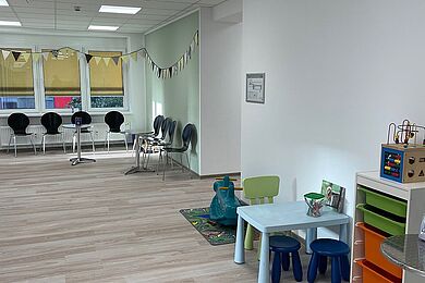 Wartebereich der Praxis "LogoLei" mit Kinderspielecke