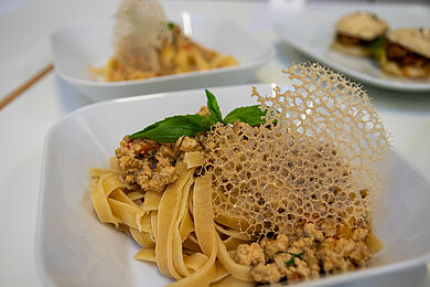 angerichteter Teller mit einem asiatischen Hauptgericht