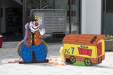 Pappfiguren Clown und Wohnwagen