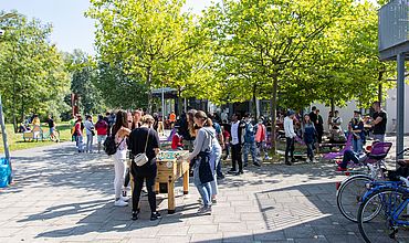 Teilnehmende beim Sommerfest vorm Freizeithaus