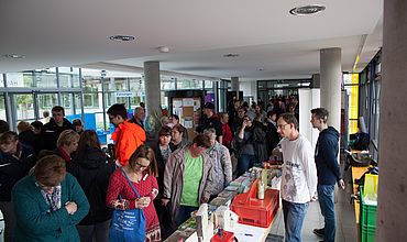 Besucher*innen im BBW Leipzig an den Verkaufsständen