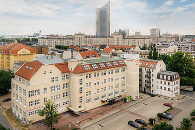 Gebäude, in dem sich nun die BFS Logopädie befindet. Im Hintergrund erkennt man den "MDR Turm".