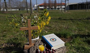 Blumen und kleiner Altar draußen