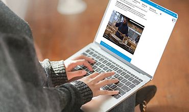 Person schaut auf einem Laptop ein Fachbereichsvideo des BBW Leipzig an.